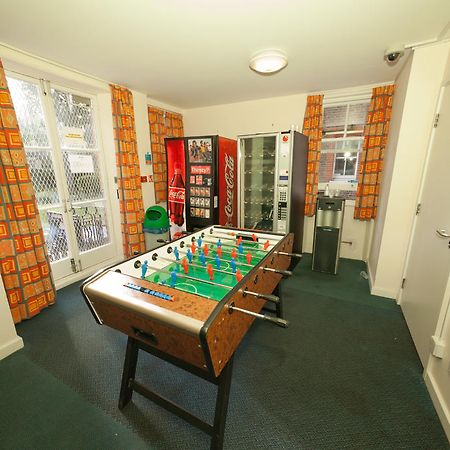 Хостел Evelyn Gardens Лондон Экстерьер фото